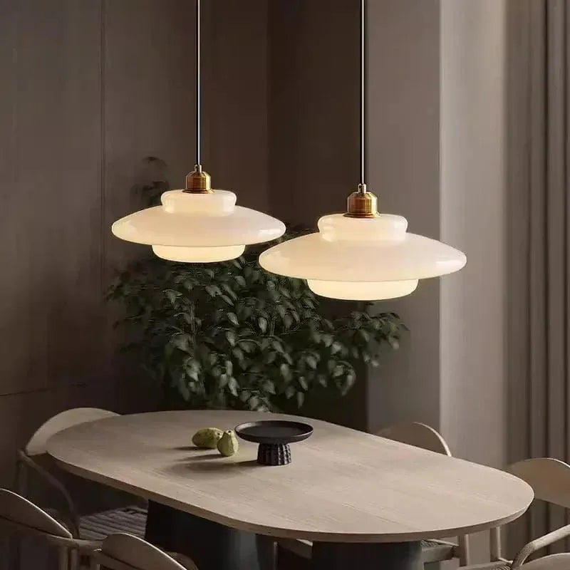 BE SHINE Suspension en verre blanc orné de laiton