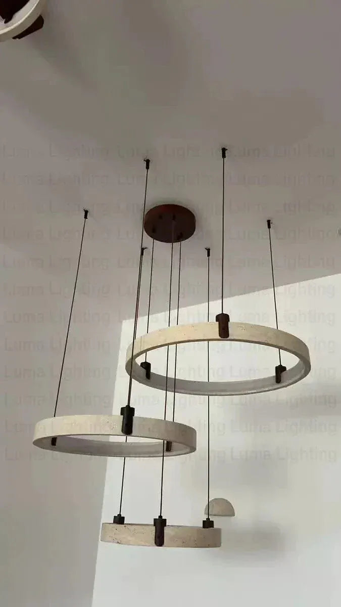 BE SHINE Suspension pierre de travertin anneaux led