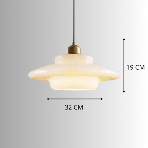 Eclairage suspension Suspension en verre blanc orné de laiton