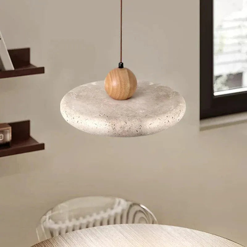 Eclairage suspension Suspension plate en pierre de travertin et boule de bois